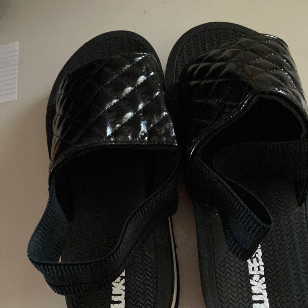 Brand new Luk ees size 7 black sandles